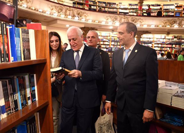 Վահագն Խաչատուրյանն այցելել է Բուենոս Այրեսի Ateneo գրադարան
